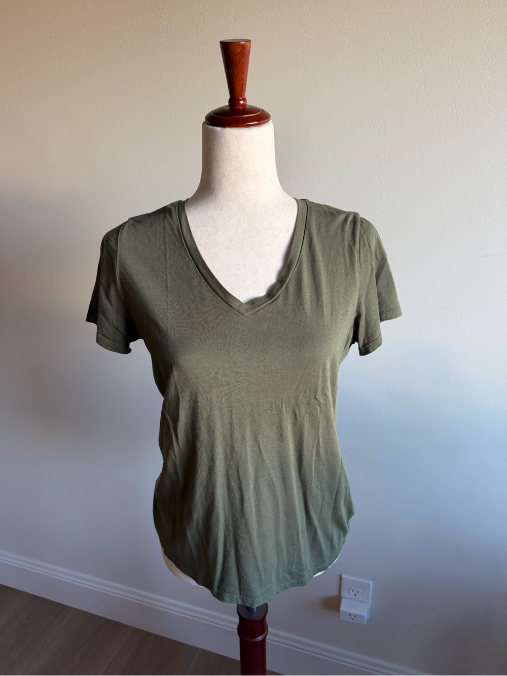 Quince Everyday V-Neck Tee Medium - Olive Green